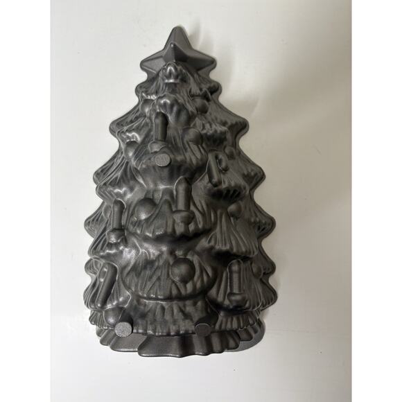 Nordic Ware Cast Aluminum Christmas Tree Cake Bread Pan Mold 4.5 cups USA Made - Picture 2 of 5